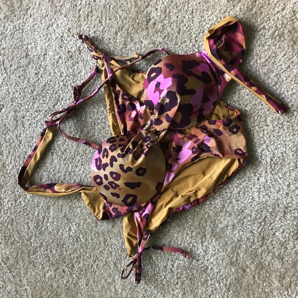 A. Che Leopard Swimsuit (Top & Bottom)